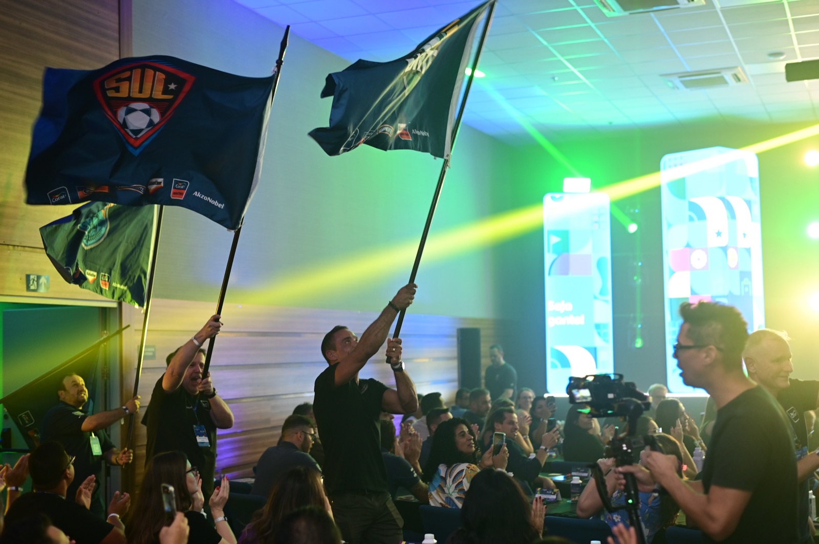 Convenção AkzoNobel — público com bandeiras durante o evento